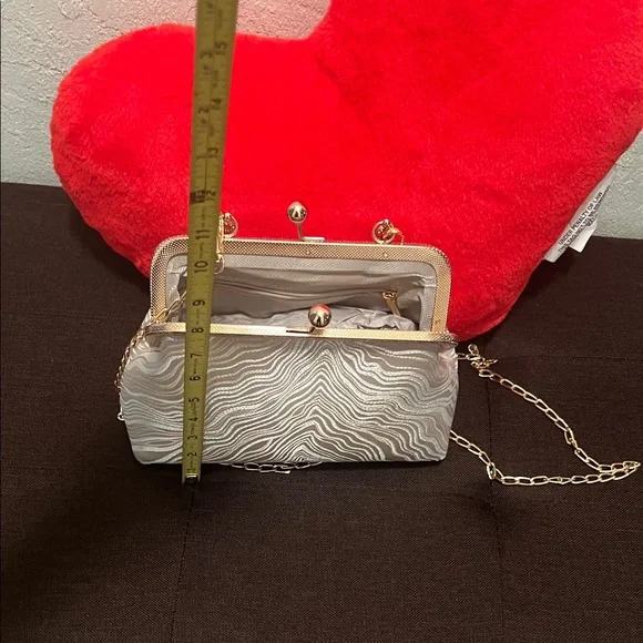 #1469**The Lux Bag: Vintage Elegant Cream and Gold Women's Handbag - Picture 9 of 17